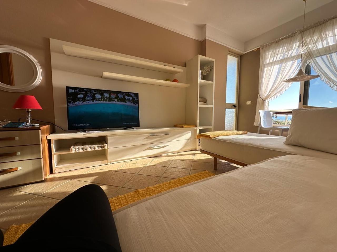 Beach View! Seaside Apartment Дуррес Экстерьер фото
